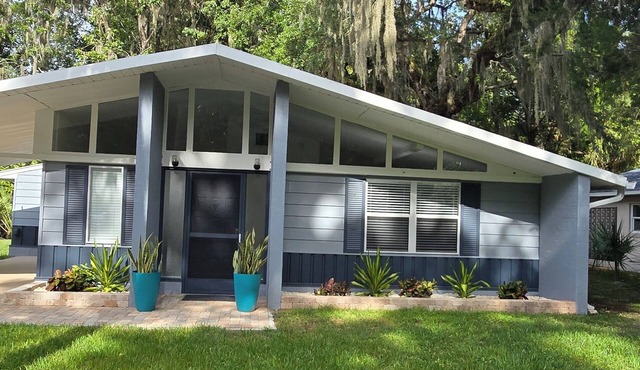 Yankeetown, waterfront, pet friendly, 6 people, floating dock, pool table.