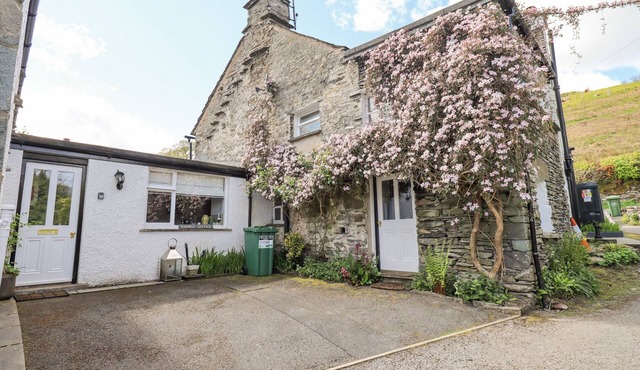 YANWAY COTTAGE, pet friendly, with open fire in Troutbeck Bridge