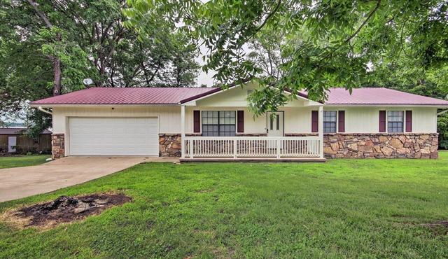 Yard + 15' Boat Slip: Waterfront Grove Getaway
