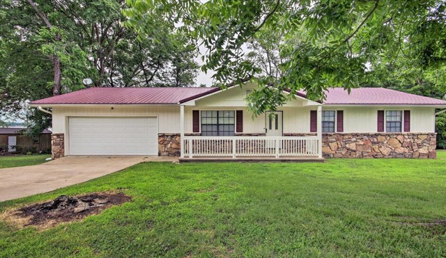 Yard + 15' Boat Slip: Waterfront Grove Getaway