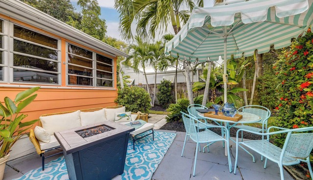 Yard & Hot Tub: Historic Lake Worth Cottage!