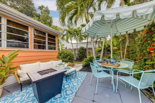 Yard & Hot Tub: Historic Lake Worth Cottage!