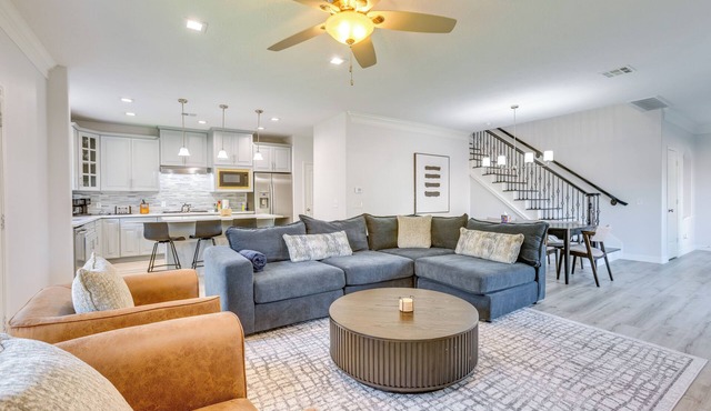 Yard & Workspaces: Luxe Duplex Unit in Houston