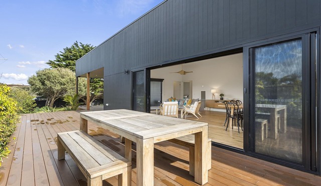 Yaringa, St Andrews Beach - Pristine new family living and only moments from the surf beach