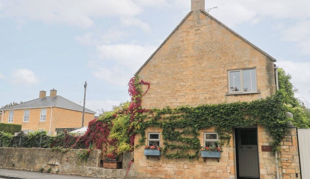 YARN COTTAGE, pet friendly, luxury holiday cottage in Broadway