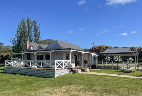 Yarra Fox Farm Cottage Farmstay