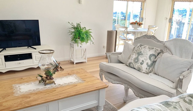 Yarra Residence, Berwick - Chic hillside guesthouse in a charming village