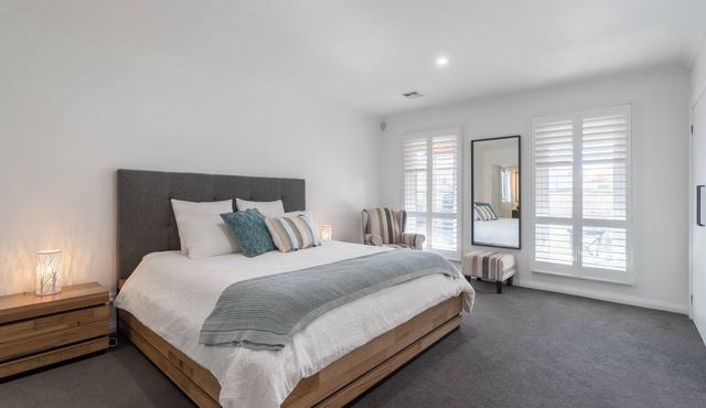 Yarra Valley Escape, (In-House Transfers & Wine Tours available)