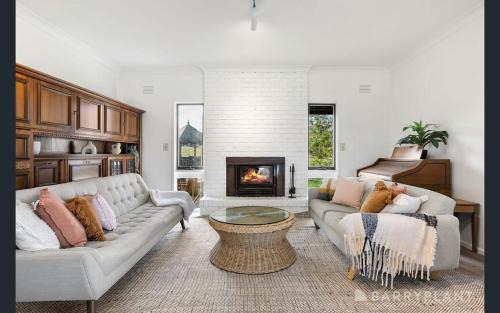 Yarra Valley Farmhouse Sunrise Deck Views