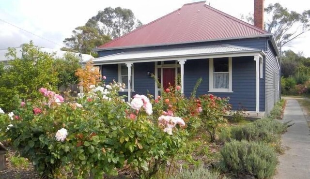 Yarram Cottage - Art and Accommodation