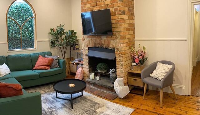 Yarraville Oasis: 3BR Family Home + Office Space + Free Parking