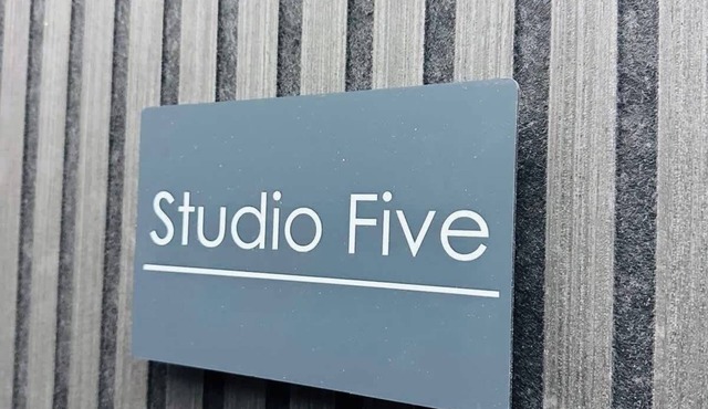 Yastayzzz @Studio 5, Bransford Rd - Modern Studio with Parking!