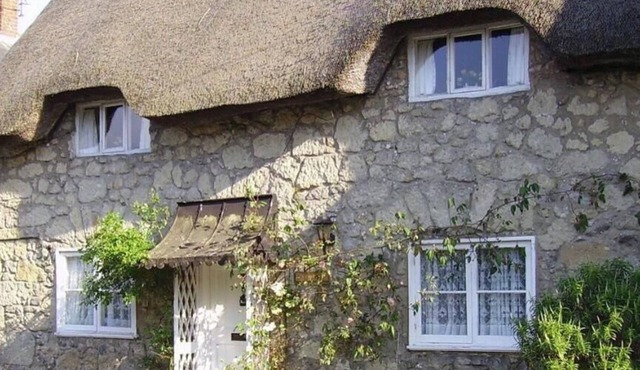 Ye Olde Cottage - a cottage that sleeps 6 guests in 3 bedrooms
