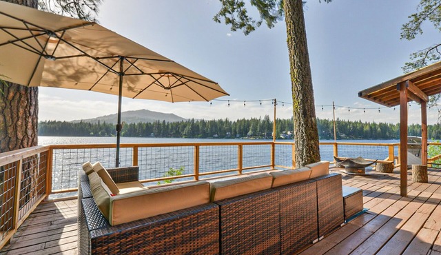 Year around Bliss Lakehouse with hottub and deck