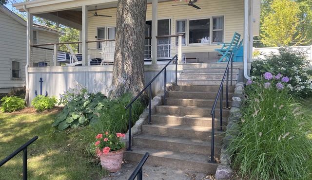 Year around, updated, lakefront home on beautiful all-sport Webster Lake.