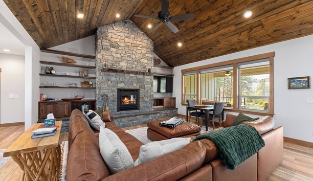 Year-Round AdventurenRiverfront 4-bedroom retreat with 2 king suites