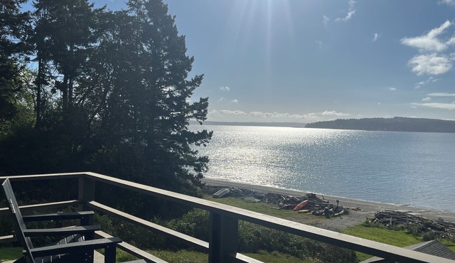 Year Round Beachfront Escape. Mountain Views, Hot Tub, Dedicated Retreat Room