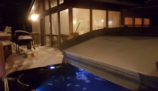 Year Round Cabin Victoria Beach! Hot tub,Isolated Quiet escape your worries