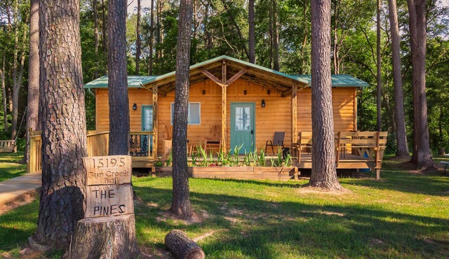 Year Round Cabin Living. Come Relax at The Pines