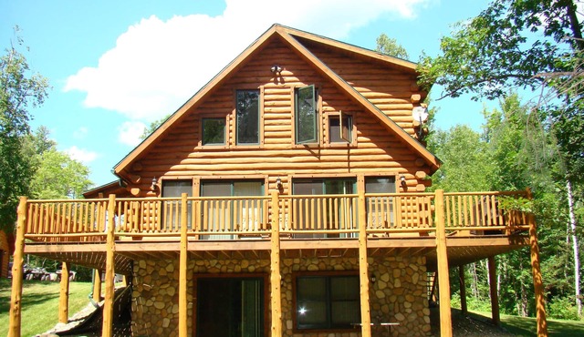 Year-round cabin, wooded riverfront on Lily River, WiFi, Central A/C, ATV Trails