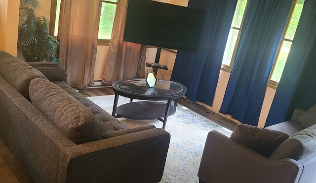 Year round cozy cabin rental steps away from the lake. nPet friendly !