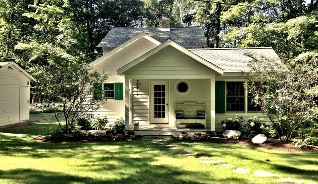 Year round Crystal Lake cottage, newly remodelled 4br/1ba, w/sandy beach!