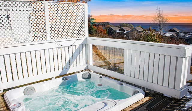 Year-round hot tub with Lake Superior views