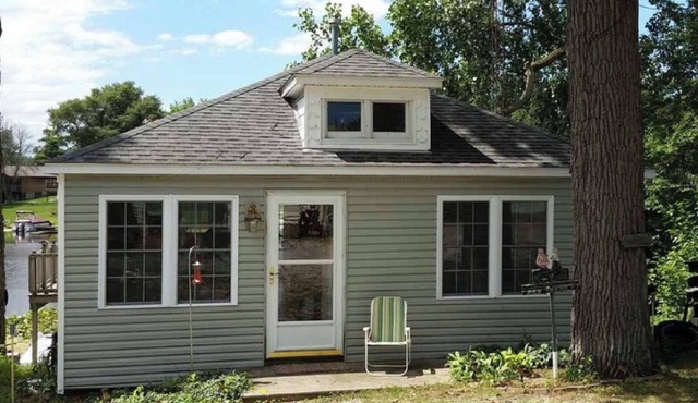 Year Round Lake Front Cottage on Quiet Cove on Webster Lake