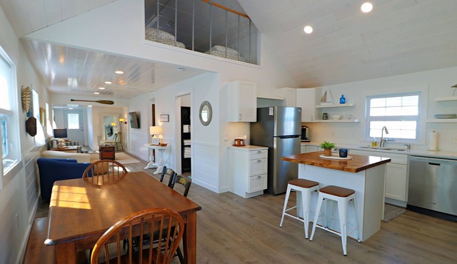 Year-Round Lakeside Bliss: Sandpiper Cottage on Chautauqua Lake