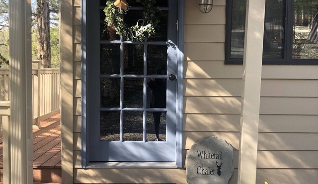 Year-round Lakeside Chalet – Beautifully Renovated & Conveniently Located