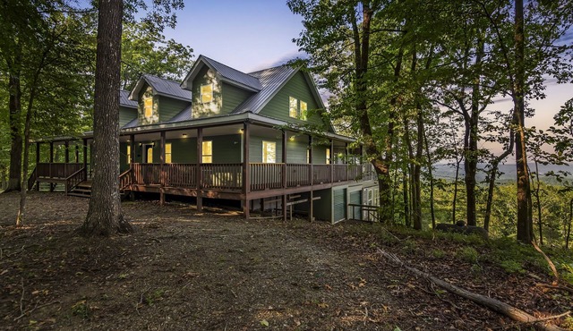 Year Round Mtn View + EV Charger + Hot Tub + Firepit