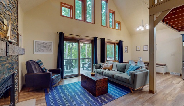 Year-round Northwoods retreat on quiet lake near Minocqua