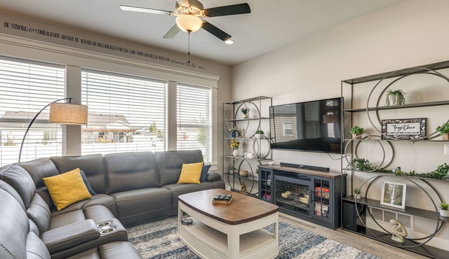 Year-Round Outdoor Fun: Spacious Retreat in Iona