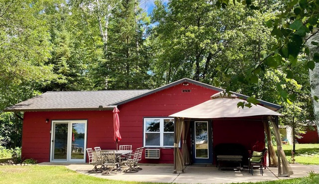 YEAR-ROUND Private, Cozy Lakeside Cabin. Beautiful Views, 2 Boats, Kayak & Canoe
