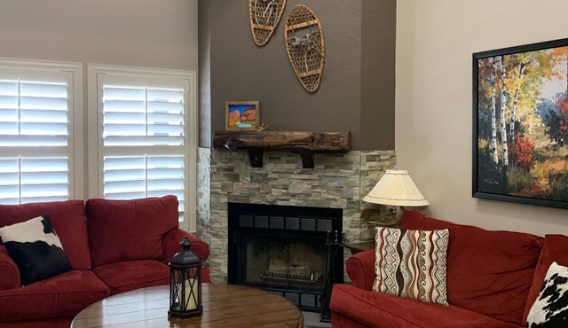 Year-round resort condo minutes from skiing, lake, golf, pool, sleeps 6