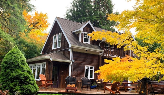 Year round waterfront getaway on Puget Sound, 22 minutes to West Olympia. Children welcome. Pet friendly. Complimentary kayaks.