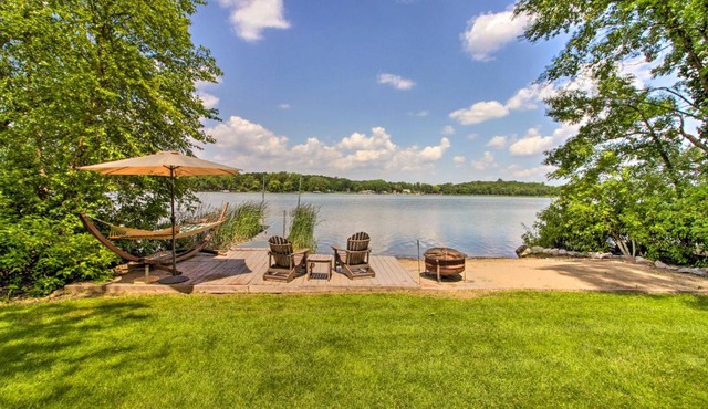 Year-Round Waterfront Getaway Lake Access and Dock!