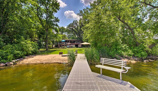 Year-round Waterfront Getaway: Lake Access + Dock!