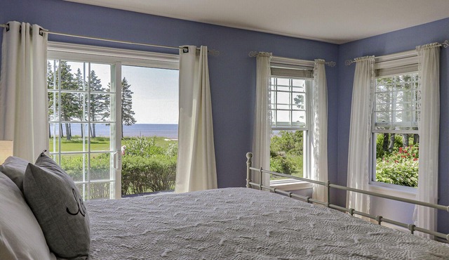 Yellow Beach House - Beachfront, 4 bedroom, private and close to Charlottetown