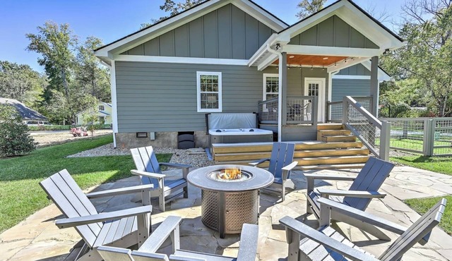 Yellow Bike Bungalow-1 Block to Ecusta Trail with Bikes and Hot Tub