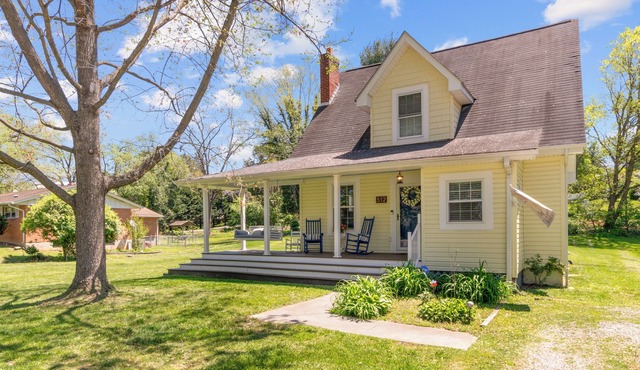 Yellow Bird Cottage - Cozy home minutes from Radford University, with large deck