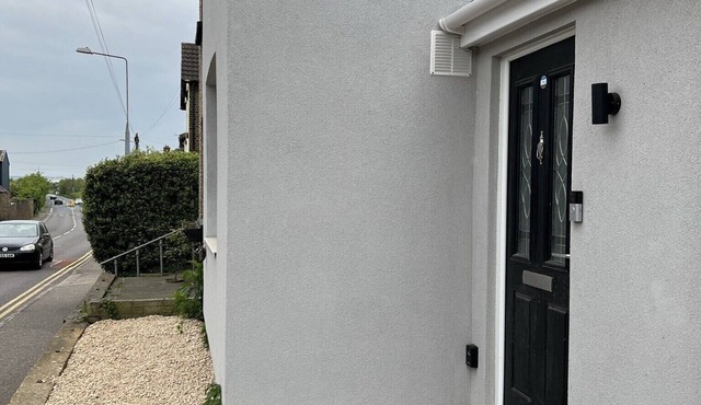 Yellow Bliss, Private En-suite Double Room, Garden and Free Parking