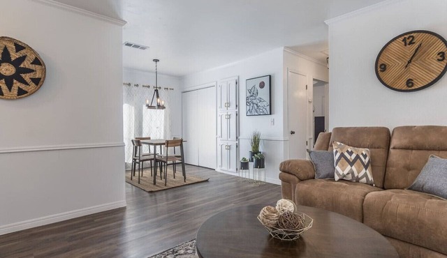 Yellow City Retreat near hospitals, dining & I-40!