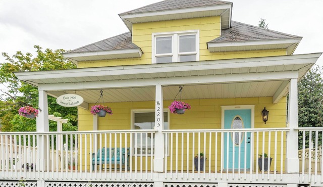 Yellow Cottage in Lake Chelan