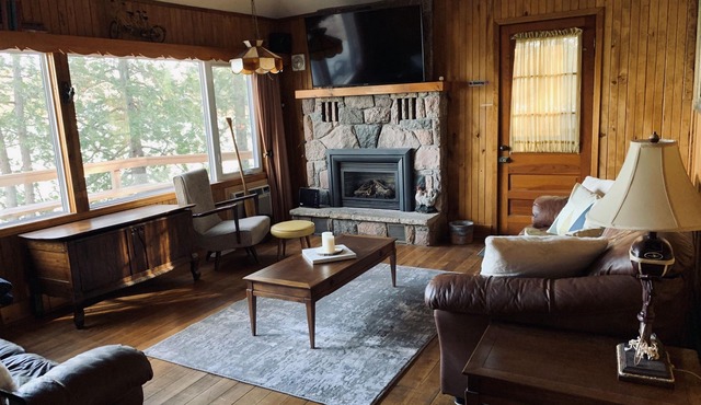 Yellow Cottage Sandy Lake Buckhorn. Beautiful turquoise water, water equipment.