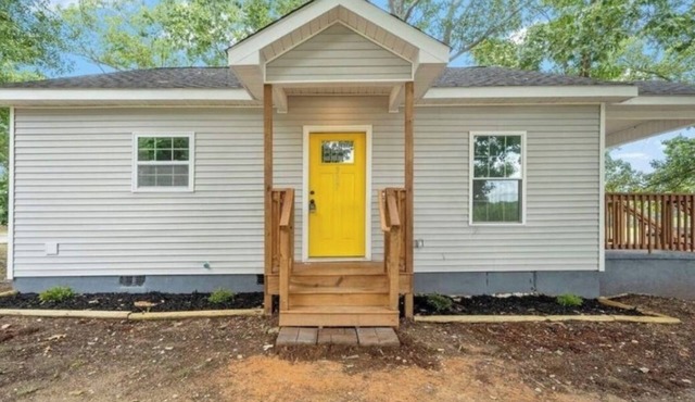 YELLOW DOOR 2 BEDROOM COTTAGE