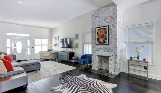 Yellow Door Inn, Modern | Dog-Friendly | Mini Golf!