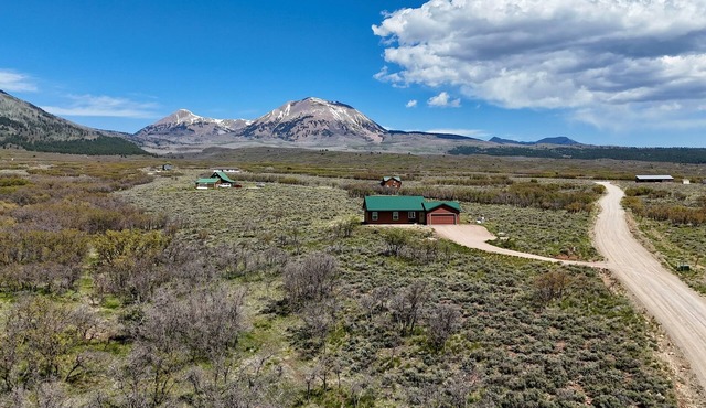 Yellow Door Retreat I Mountain Views I Privacy I 30 Minutes to Moab!