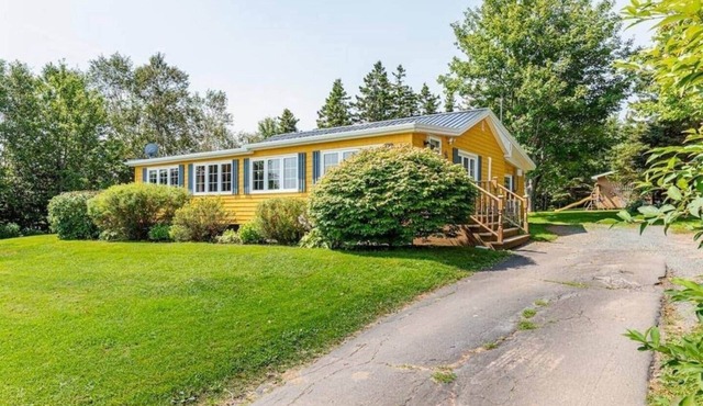 Yellow Home on The River - Riverview Cottage steps from Inn at Bay Fortune