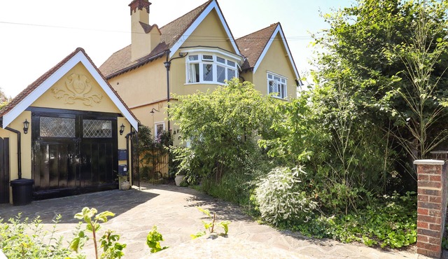 YELLOW HOUSE ON THE CORNER, pet friendly in Frinton-On-Sea